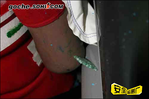 碰撞后，左前玻璃被击碎，玻璃散落在假人周边，会对假人造成一些潜在威胁。