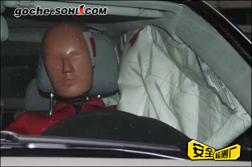 碰撞后，安全气帘和安全气囊对假人做了良好的保护