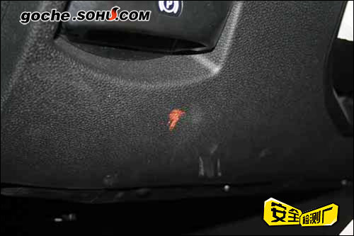 碰撞后驾驶席假人和前舱接触的情况