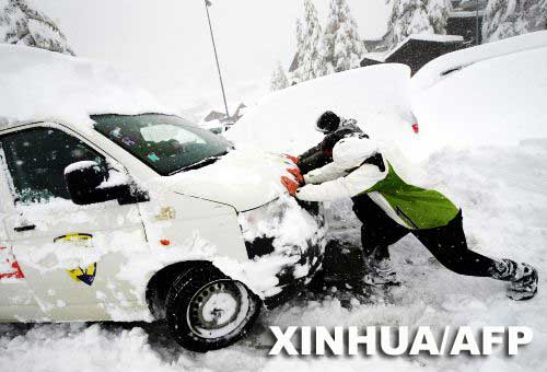 大雪普降瑞士 雪中挖车忙煞众人[图]