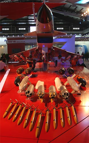 歼10战机全挂载曝光 复合挂架低调亮相(组图)