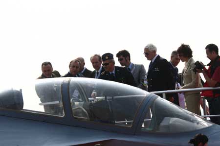 “猎鹰”今揭盖头惊艳航展 中国教练机不输俄美