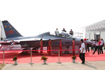 “猎鹰”今揭盖头惊艳航展 中国教练机不输俄美