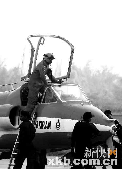 试飞预演结束后,印度空军"阳光"飞行表演队的飞行员准备下机。新快报记者 李小萌/摄