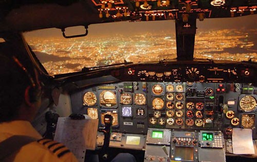 &nbsp;_奇特参观：飞机驾驶舱里原来是这样的_乐途旅游网