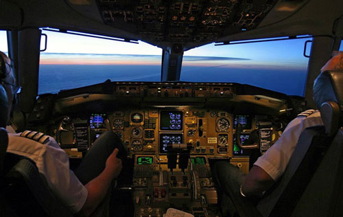 飞行员正在操作飞机_奇特参观：飞机驾驶舱里原来是这样的_乐途旅游网