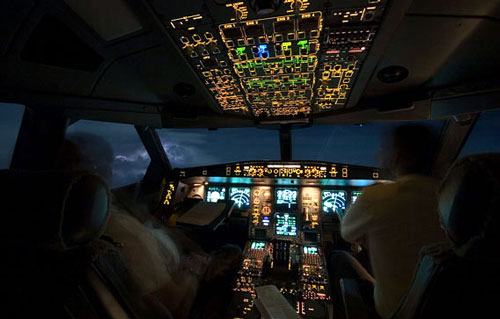 &nbsp;_奇特参观：飞机驾驶舱里原来是这样的_乐途旅游网
