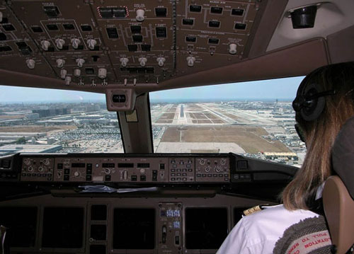 &nbsp;_奇特参观：飞机驾驶舱里原来是这样的_乐途旅游网