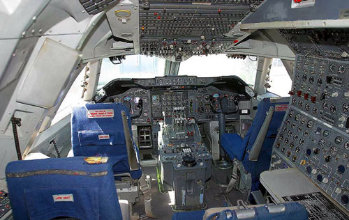 &nbsp;_奇特参观：飞机驾驶舱里原来是这样的_乐途旅游网
