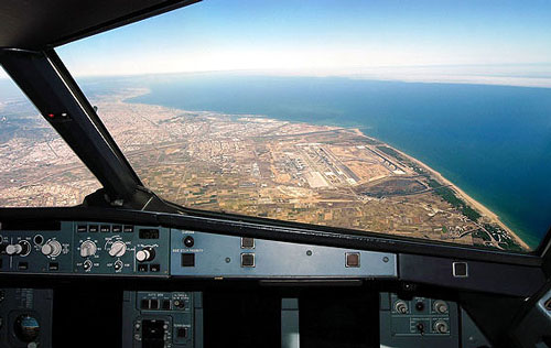 &nbsp;_奇特参观：飞机驾驶舱里原来是这样的_乐途旅游网