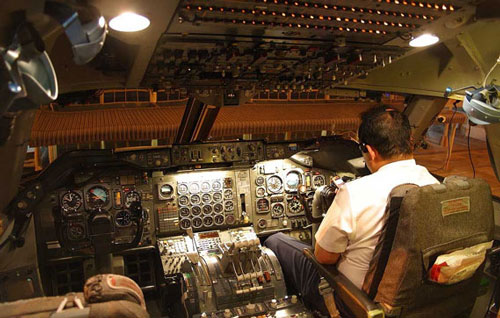 &nbsp;_奇特参观：飞机驾驶舱里原来是这样的_乐途旅游网