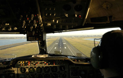 &nbsp;_奇特参观：飞机驾驶舱里原来是这样的_乐途旅游网