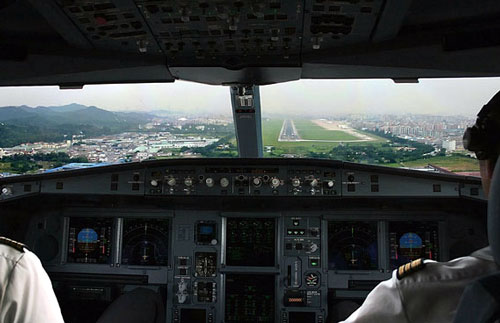 &nbsp;_奇特参观：飞机驾驶舱里原来是这样的_乐途旅游网