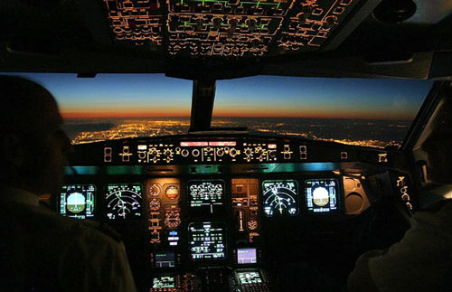 &nbsp;_奇特参观：飞机驾驶舱里原来是这样的_乐途旅游网
