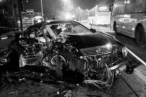 一辆尼桑车上坐了七人,据说之前车里还有两人;事发时时速有100公里左右