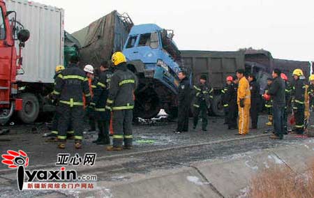 新疆高速路五车相撞 一人死亡多人受伤(组图)