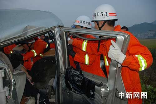 浙江温岭三车连环撞 三人死亡 多人受伤(组图)