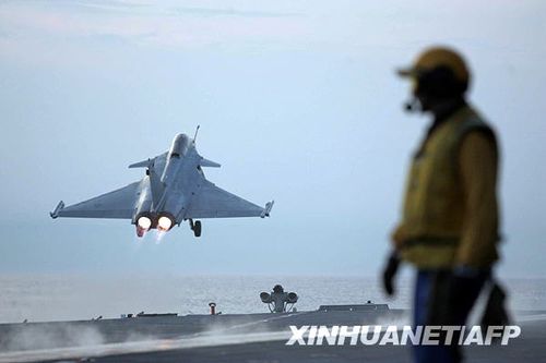 9月24日，两架法国“阵风”战斗机在法国南部地中海海域上空进行飞行测试中坠毁。这是2007年6月5日，一架“阵风”战斗机从法国南部城市土伦起飞的资料照片。新华社/法新