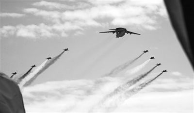 蓝天仪仗队云端舞彩练(组图)