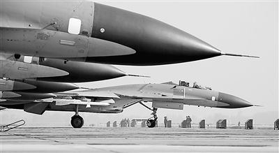 蓝天仪仗队云端舞彩练(组图)