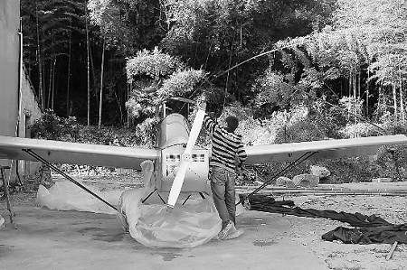 农民花10万元积蓄造飞机 试飞未能腾空(图)