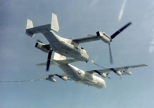 正在执行空中受油的V-22“鱼鹰”多用途飞机 正在执行空中受油的V-22“鱼鹰”多用途飞机