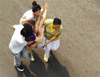 十余名菜贩营救被肇事车撞倒母女(组图)