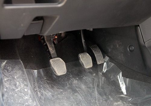 正确使用离合器 避免强行挂挡 抬起太快