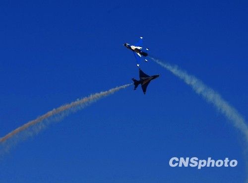 组图:庆祝空军成立60周年飞行表演举行