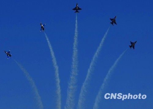 组图:庆祝空军成立60周年飞行表演举行