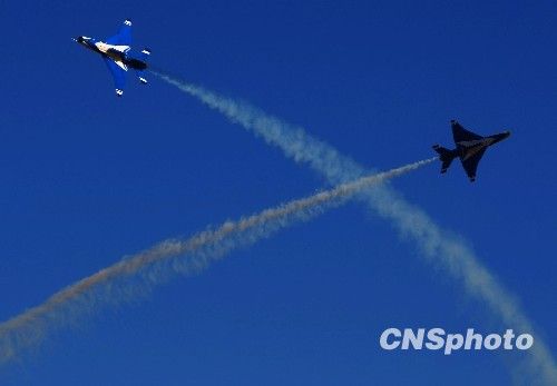 组图:庆祝空军成立60周年飞行表演举行