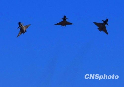 组图:庆祝空军成立60周年飞行表演举行
