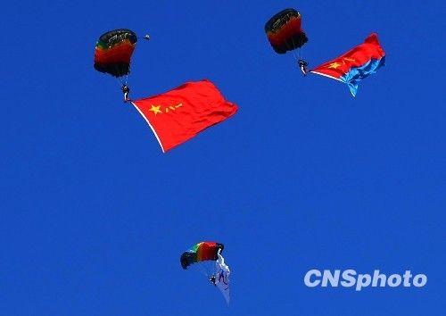 组图:庆祝空军成立60周年飞行表演举行