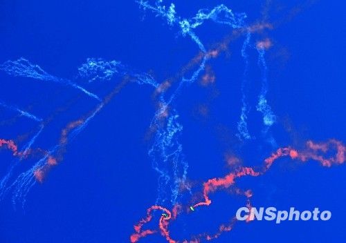 组图:庆祝空军成立60周年飞行表演举行