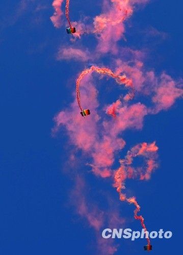 组图:庆祝空军成立60周年飞行表演举行