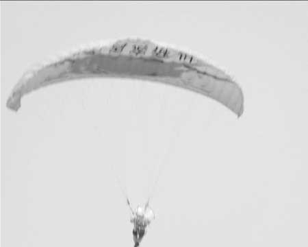 天空惊现动力滑翔伞