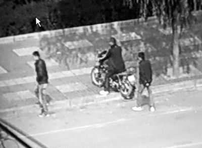 团伙专撬高档汽车后备厢 撬一辆车仅用10余秒