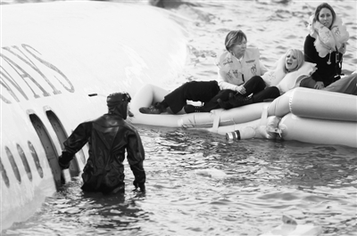 美国大客机撞鸟坠河