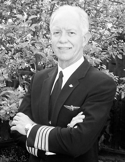 美国大客机撞鸟坠河