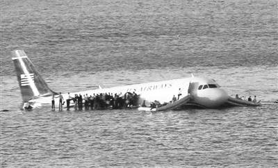 美国大客机撞鸟坠河