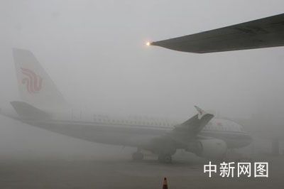 “立冬”浓雾锁成都机场 近万出行旅客滞留