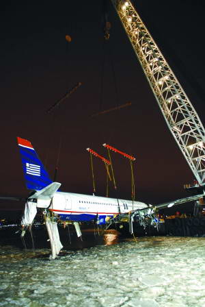 纽约迫降飞机打捞出水