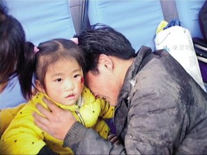 母亲在渣土车撞来瞬间将女儿安全抛出后身亡