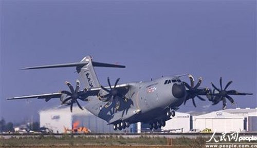 空客巨型军用运输机在西班牙首飞成功(组图)