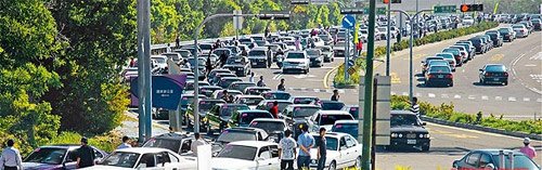 台湾350辆宝马列队游行挑战世界纪录(组图)