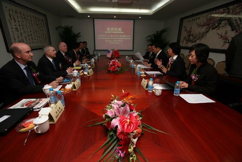 吉利与美国江森签署战略合作协议