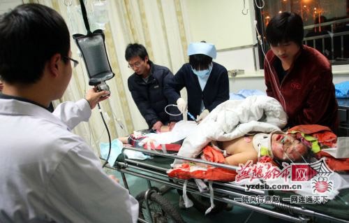 司机醉驾连撞5名大学生致2人重伤(组图)