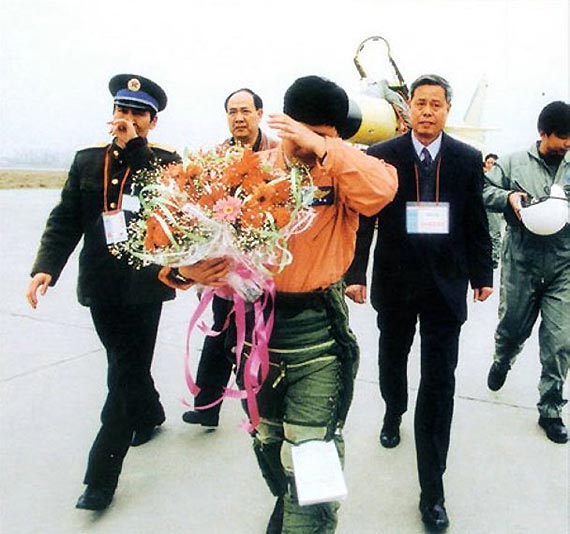 歼10首飞成功,所有在场人员热泪盈眶。