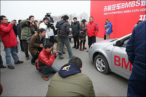 图二:实车演示高速爆前胎,众多记者对安全停住的车纷纷惊叹:BMBS技术创造了奇迹