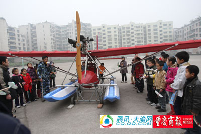 快讯:江津小伙造飞机 小学操场办山寨航展(图)